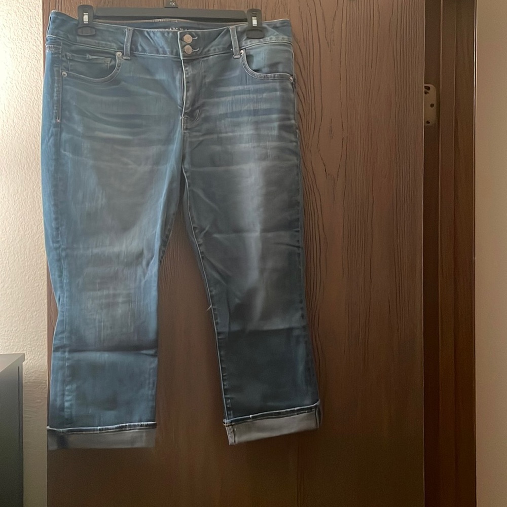 Size 16 American Eagle capris.